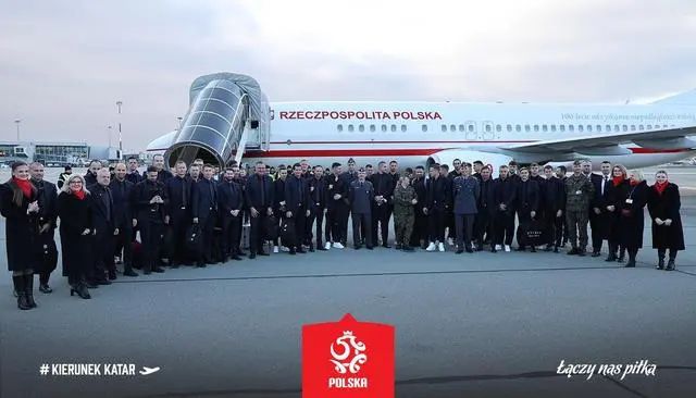 你可以看到曼城为什么会赢得三冠王的原因，因为球队中的每名球员都非常有天赋，埃德森甚至都有踢中场的能力。